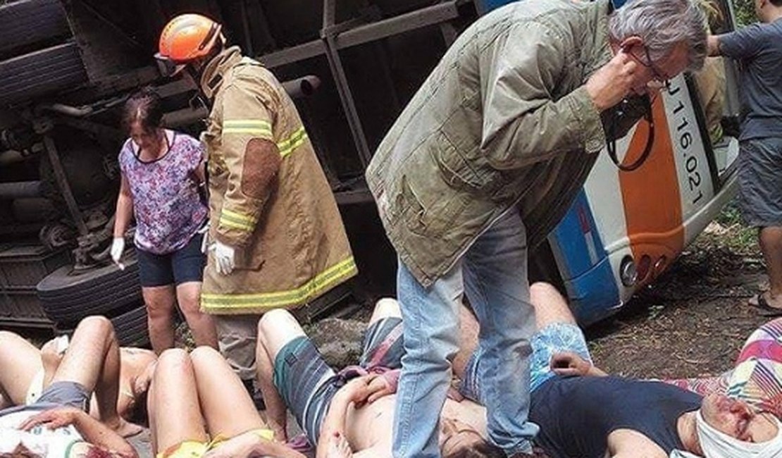 Acidente com ônibus em Paraty/RJ deixa 15 mortos e 57 feridos