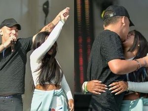 João Gomes se diz apaixonado após beijar e dançar com a namorada durante show