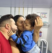 HGE salva a vida de criança de 1 ano e família volta ao hospital para agradecer