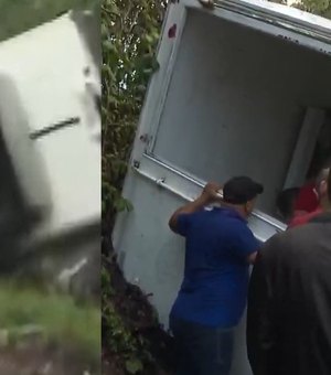 Caminhão que transportava carga de queijos tomba na pista molhada na BR-316, em Satuba