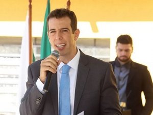 Bolsonaro diz que Feder está fora e retoma busca por novo ministro da Educação