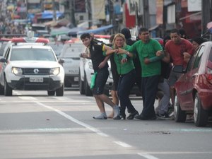 Assaltantes invadem loteria, fazem reféns e morrem após troca de tiros, em Manaus