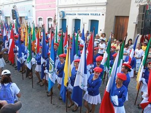 Mais de 6 mil pessoas prestigiam desfile cívico na abertura dos 200 Anos de Alagoas