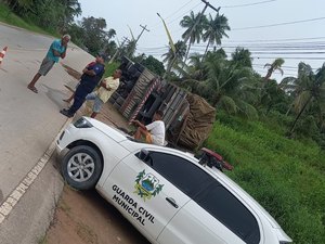 Caçamba tomba em São Miguel dos Milagres