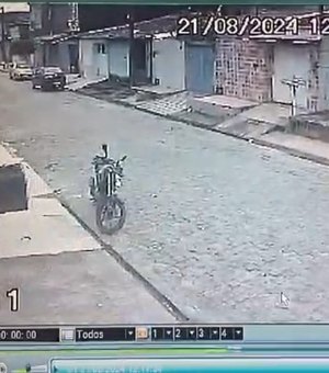 [Vídeo] Adolescente é roubado em plena luz do dia na porta de casa