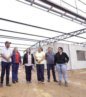 Prefeita Luísa Júlia acompanha andamento de obras da extensão da Uneal e da primeira Creche Cria de Palmeira dos Índios