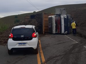 Caminhão tomba e deixa motorista ferido no Passo de Camaragibe