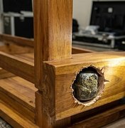 Homem é preso com cocaína e crack escondidos nos pés da mesa no bairro Jacintinho