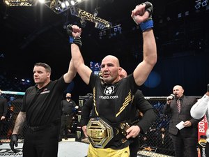 Glover Teixeira finaliza Jan Blachowicz e é campeão do Ultimate aos 42 anos