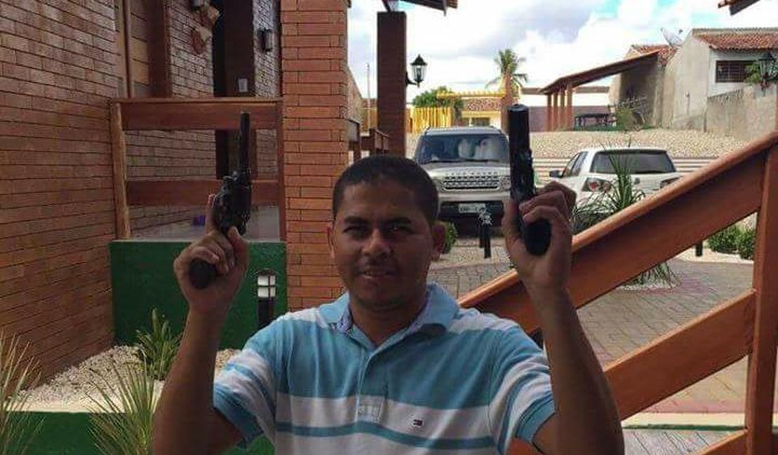 Jardineiro de candidato a prefeito de Major Izidoro se exibe em redes sociais com armas de fogo