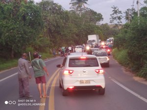 Motorista embriagado invade a contra-mão e colide com três motocicletas na BR-316