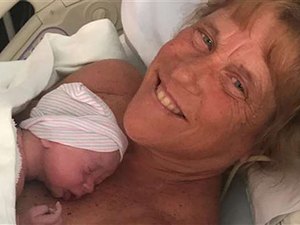 Após morte trágica da filha, mulher dá à luz aos 57 anos