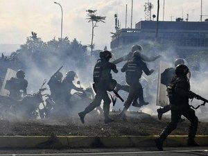 Manifestantes venezuelanos voltam a entrar em confronto com forças de Maduro