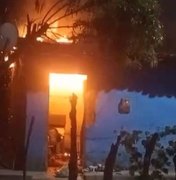 Mulher é assassinada a facadas; suspeita foge e familiares ateiam fogo na casa dela em Penedo