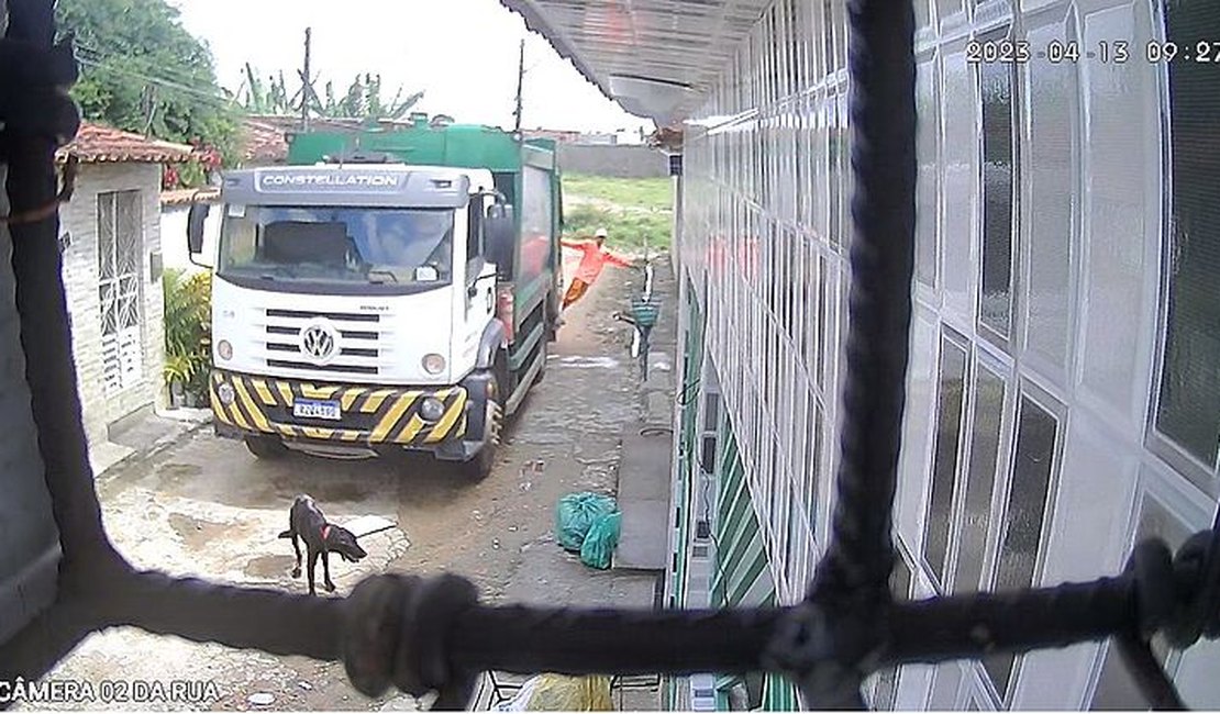Vídeo mostra caminhão lixo atropelando cachorro; Sudes apura o caso
