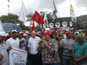 Integrantes de movimentos agrários fazem protesto em frente à Usina Laginha