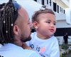 Neymar se despede da filha, Mavie, antes da viagem para Maceió com delegação do Santos