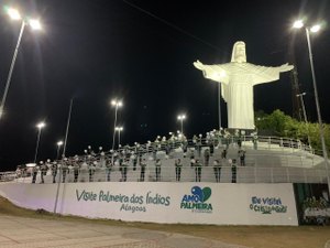 [Vídeo] 58 mortos por covid-19 são homenageados durante noite de réveillon