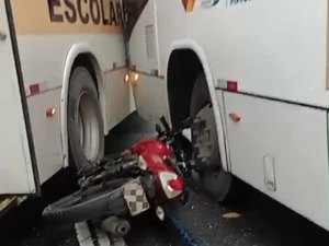 [Vídeo] Moto fica imprensada entre dois ônibus na Avenida Durval de Góes Monteiro