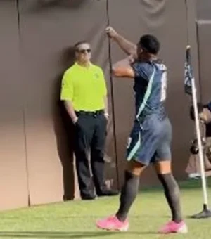 Deu a vida: fotógrafo cai em gol de Endrick e tombo viraliza nas redes