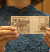 Mulher acha notas de R$ 200 no chão e paga boleto de desconhecido