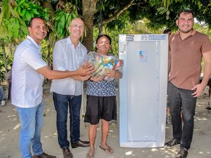 Prefeito Ronaldo Lopes entrega alimentos, geladeiras e fogões para famílias do Assentamento Novo Horizonte