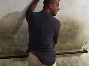 Homem embriagado é preso por ameaçar populares e desacatar policiais
