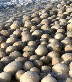 Estranhas bolas de gelo cobriram uma praia na Finlândia
