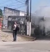 [Vídeo] Ônibus que transportava passageiros pega fogo no bairro Poço, em Maceió