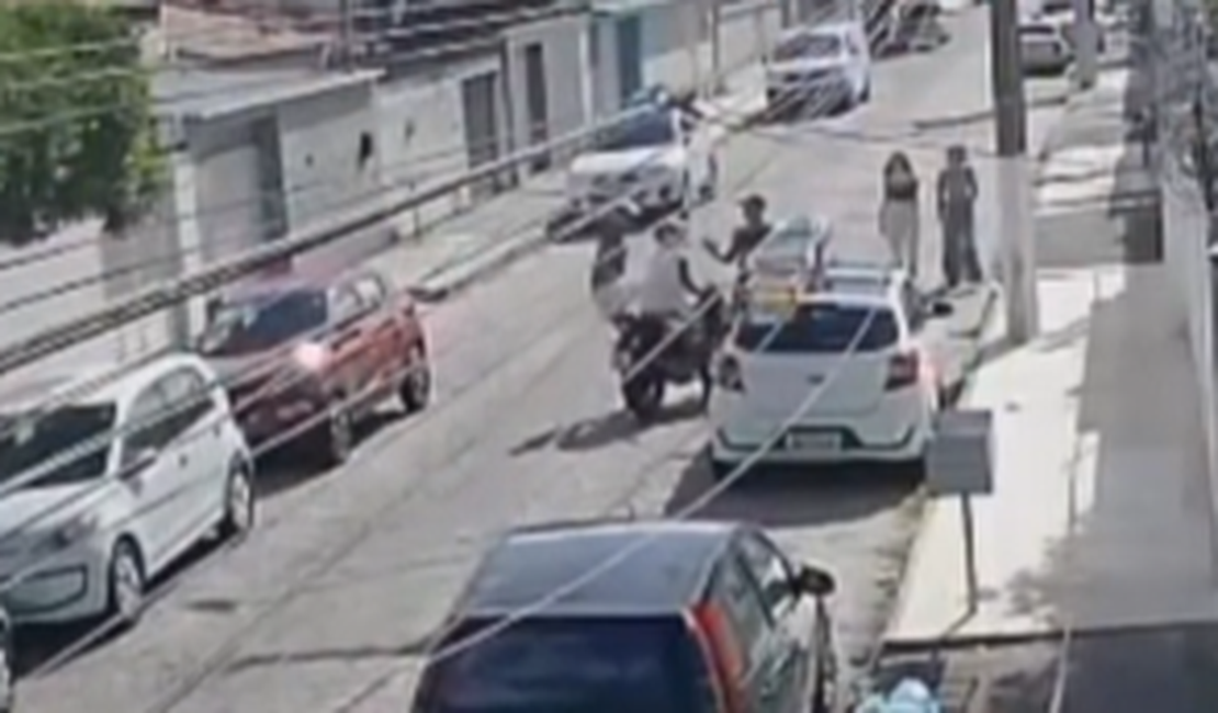 Câmeras de segurança registram assalto a ciclista no bairro Poço, em Maceió