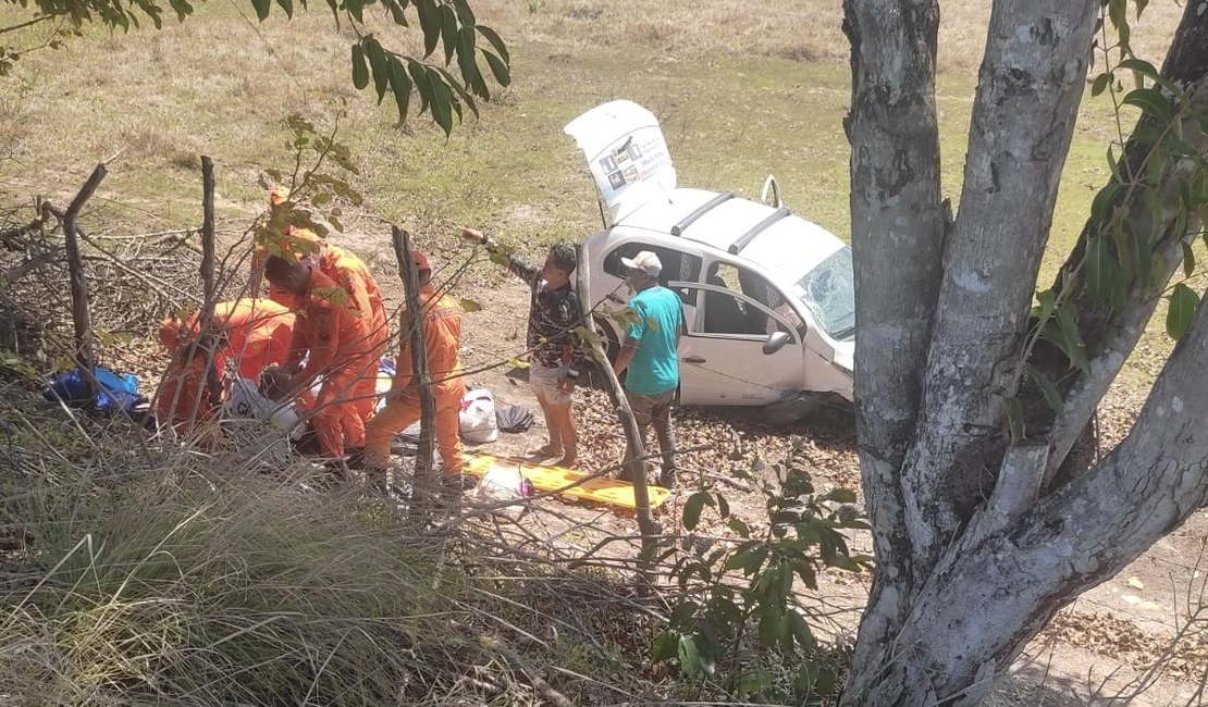 Táxi locado que saiu de Penedo caí em ribanceira em povoado de Sergipe