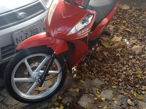 Polícia apreende moto roubada em residência no bairro do Trapiche 