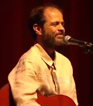Moreno Veloso incendeia Teatro Castro Alves, em Salvador, com “Lula Livre”