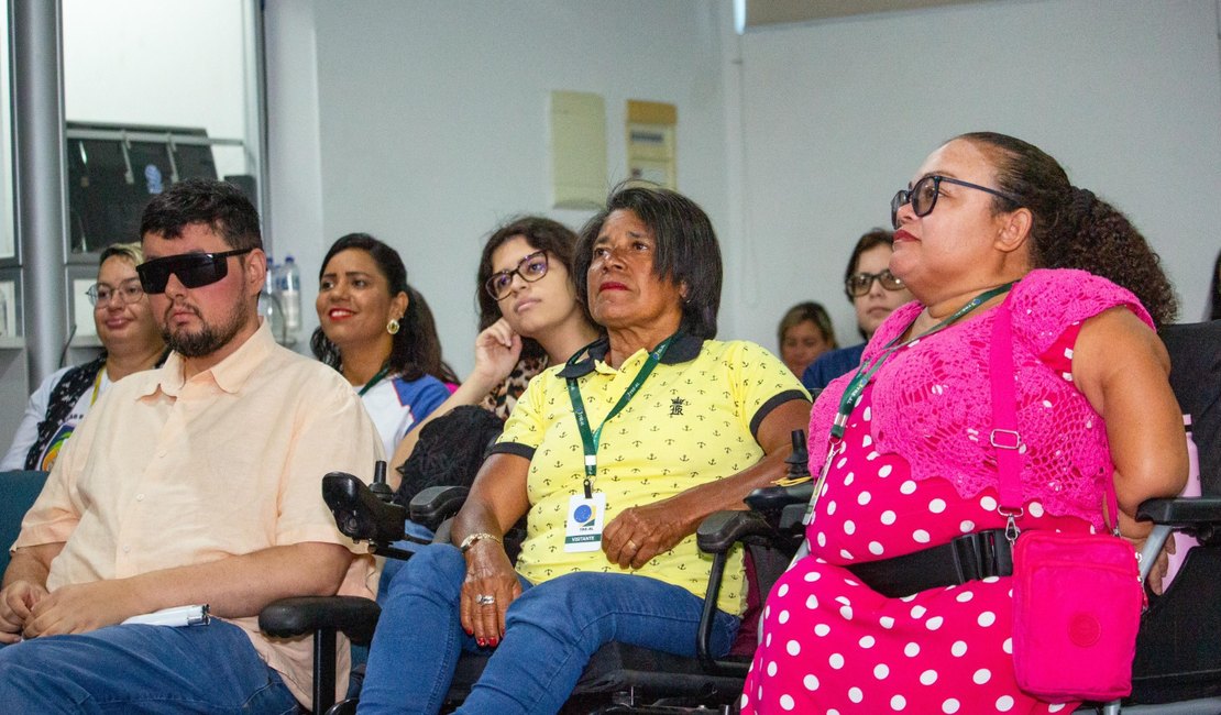 Pessoas com deficiência participam de treinamento para atuar nas eleições