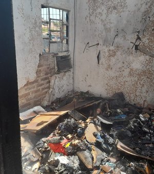 Fogo destrói quarto e cozinha de casa no Jacintinho, em Maceió