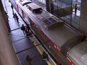 Homem ejacula em mulher que dormia em trem da CPTM, na Grande SP