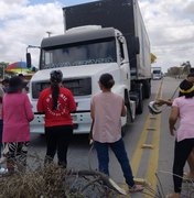 [Vídeo] Moradores da zona rural de Ouro Branco ocupam rodovia federal em protesto contra falta de água