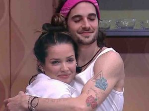 BBB21. Fiuk agarra Juliette e canta: “O amor pode estar do seu lado”