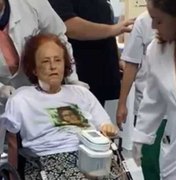 Roseana Murray, atacada por pitbulls, deixa hospital sob aplausos