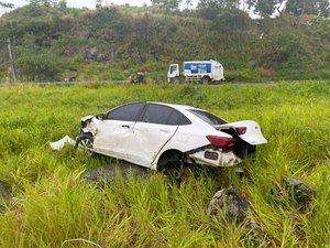 Carro capota na BR-101 e motorista sai ileso: “Foi um Livramento de Deus”