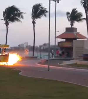 [Vídeo] Carrinho de churros pega fogo e assusta transeuntes na orla da Jatiúca