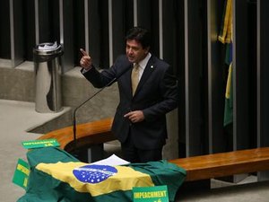 Bolsonaro escolhe investigado para Ministério da Saúde