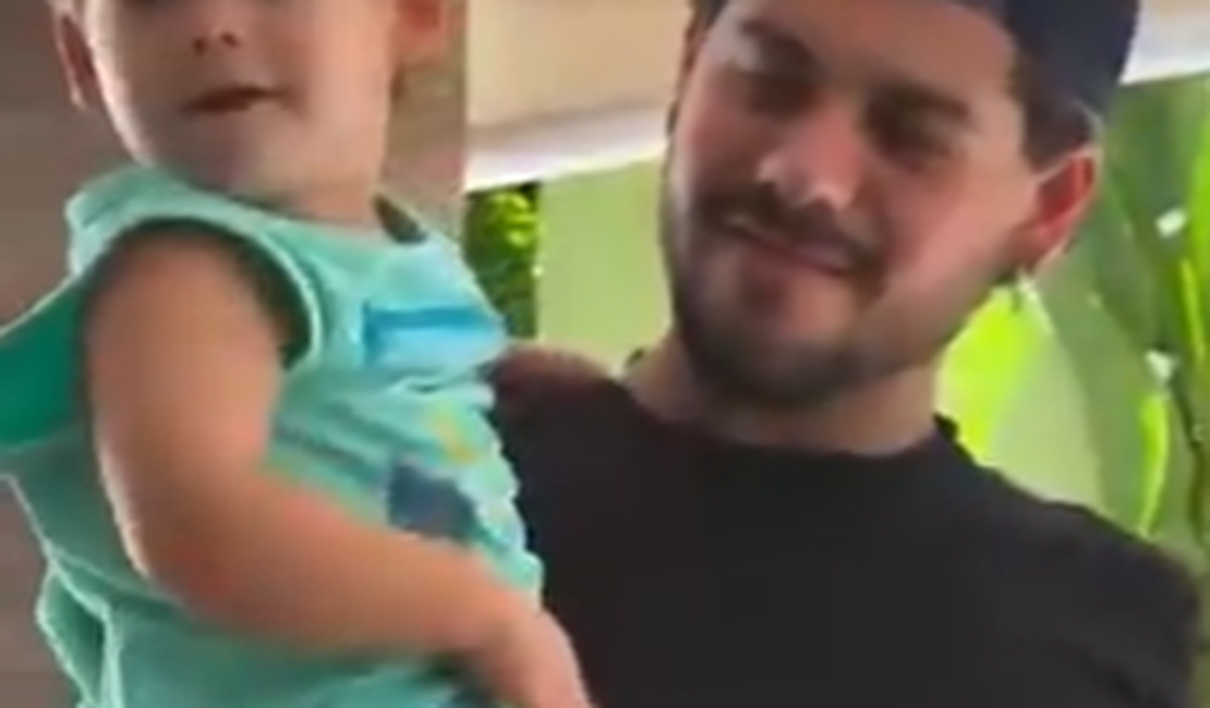 No colo de Zé Felipe, filho é incentivado a dizer palavra de teor adulto