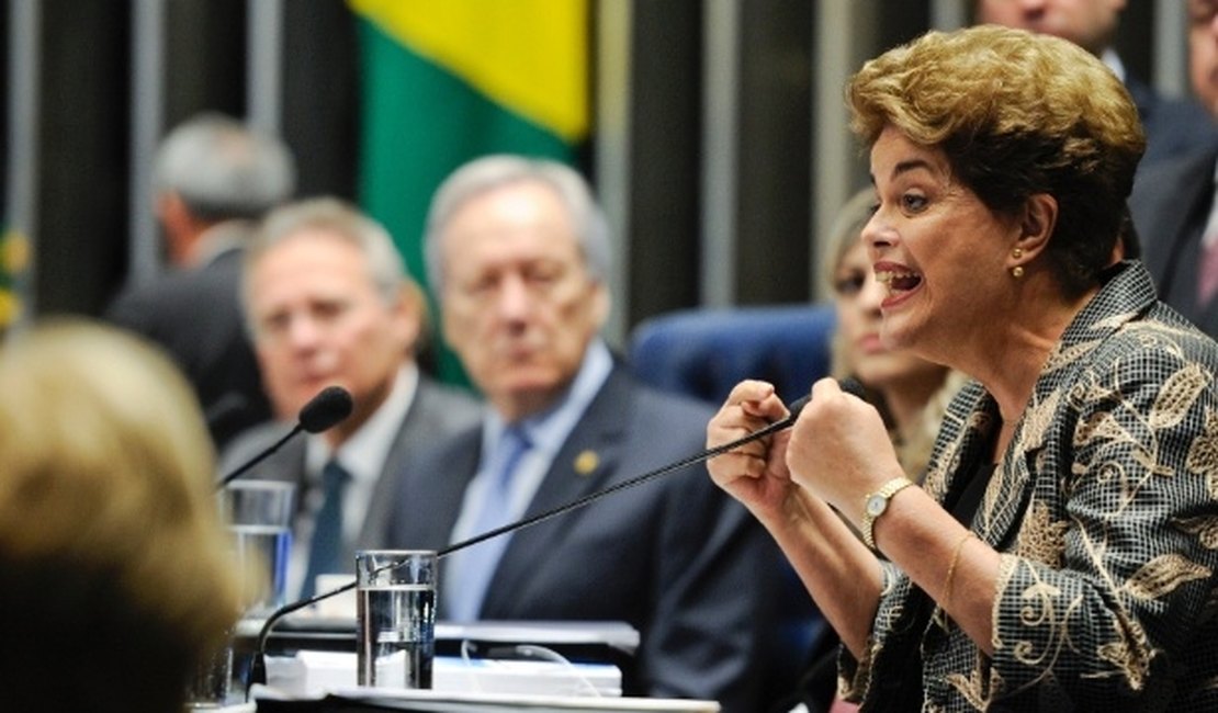 Sessão de julgamento de impeachment de Dilma será retomada nesta terça-feira