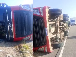 Caminhão com gado tomba após desviar de motociclista em Olho d’Água Grande