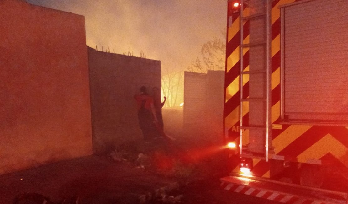 [Vídeos] Incêndio em terreno usado com depósito de madeira assusta moradores