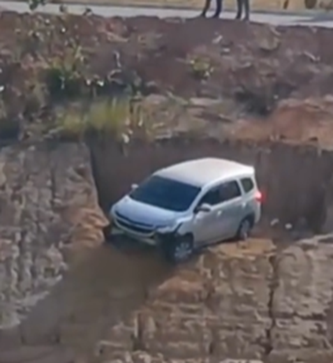 Veículo cai em ribanceira localizada na Avenida Marília, em Maceió; imagens impressionam