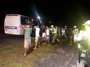 BPRv faz abordagem e flagra passageiro com maconha dentro de van