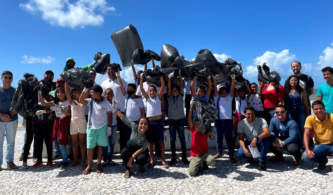 Alunos de escola pública participam de mutirão de limpeza na Praia de Maragogi