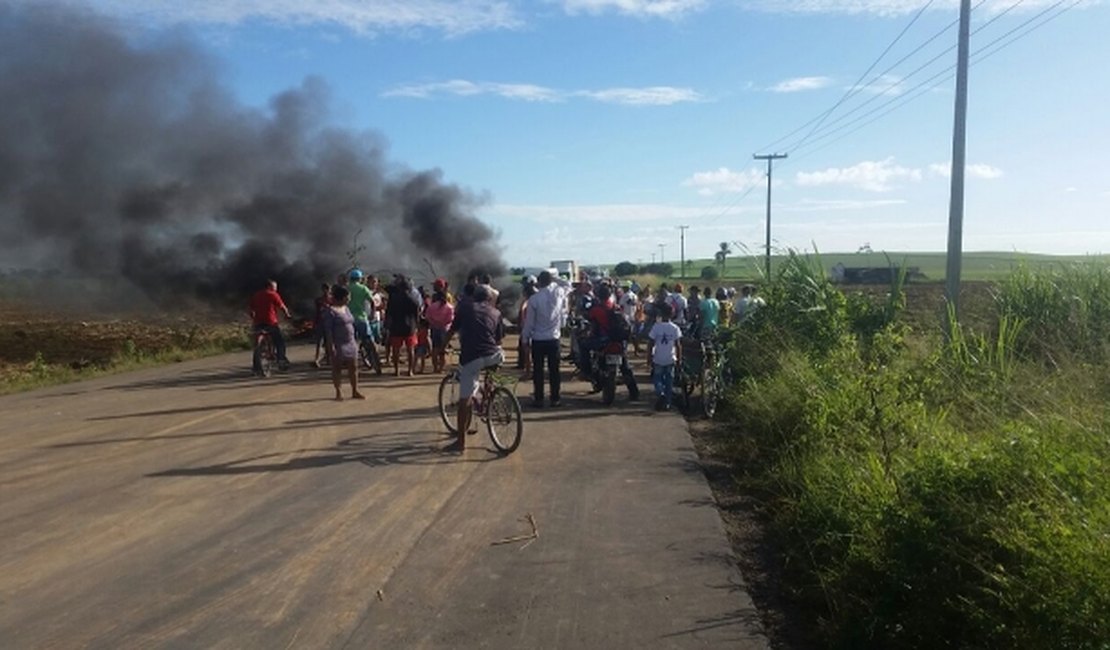 Após morte de jovem, moradores fazem protesto na rodovia AL-110